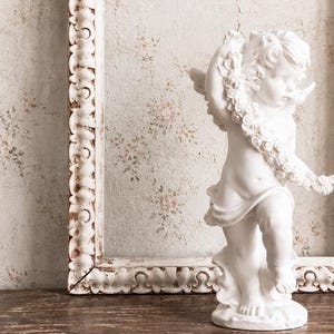 Cadre photo ancien en bois sculpté, décoration murale blanche ornée de galeries shabby chic