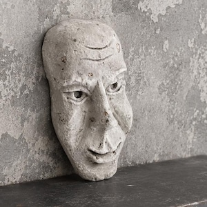 Máscara facial de yeso esculpida a mano de los años 40, escultura de pared de arte popular, acabado envejecido.
