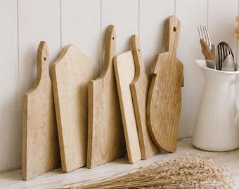 Piccolo tagliere rustico in legno con manico: salumi da cucina in stile rustico