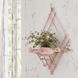 Aplique de pared rosa de metal ornamentado con soporte para macetas, portavelas de bolsillo de hierro vintage de los años 60