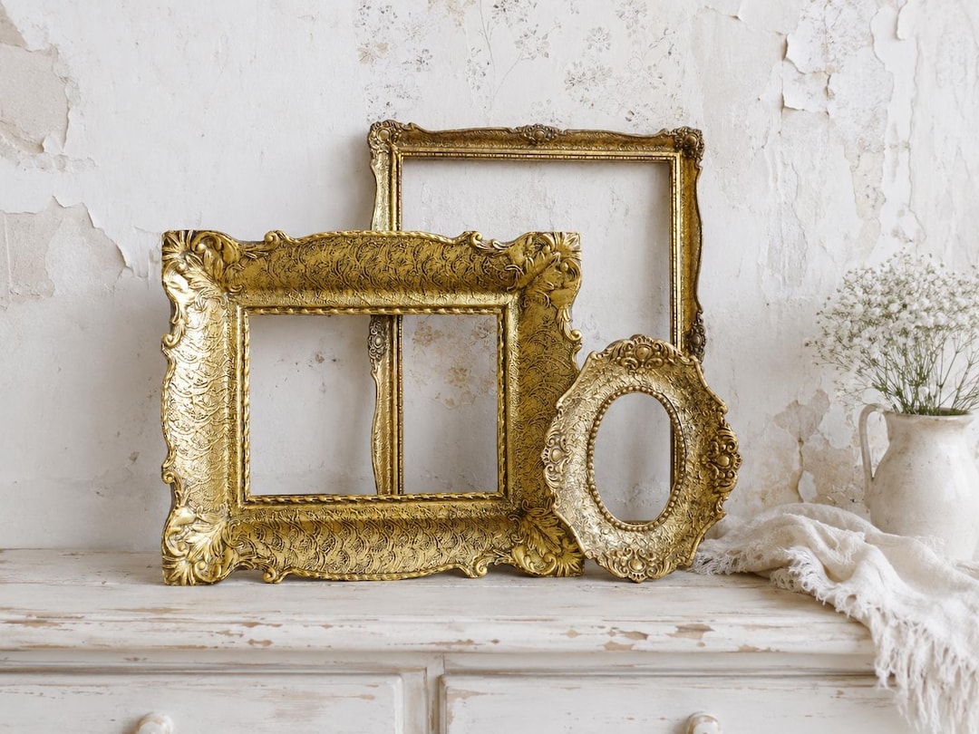 Xmasセールアンティークフォトフレームゴールドヴィンテージ Ornate Gilt Wood Picture Frame: Hollywood Regency Gold Wall Deco