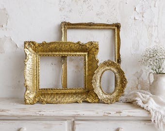 Moldura grande e ornamentada em madeira dourada: decoração de parede estilo Hollywood Regency, moldura dourada oval ou retangular.