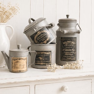 Contenitore da cucina in metallo grigio con etichetta francese, barattolo, vaso, caffettiera, teiera, lattiera, lattina, arredamento da cucina shabby chic