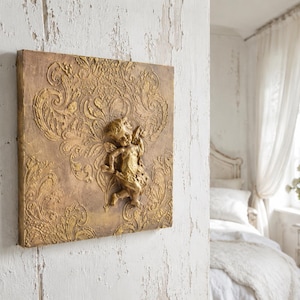 Décoration murale artisanale en bronze représentant un chérubin, plaque d'ange texturée, style baroque français, art mural romantique doré, décoration champêtre française d'antan
