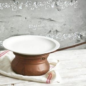 Calentador de platos antiguo de cobre martillado a mano, salvamanteles francés para velas de té. imagen 10