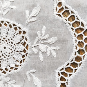 Richelieu-kanten tafelloper, tafelkleed met borduursel, tafellinnen met witte bloemen en opengewerkte kant, tafelloper gehaakt kant, tafelloper, middelpunt