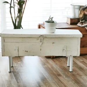 Antik vit förvaringsbänk i trä: Shabby chic lantlig koffert, industriella ben