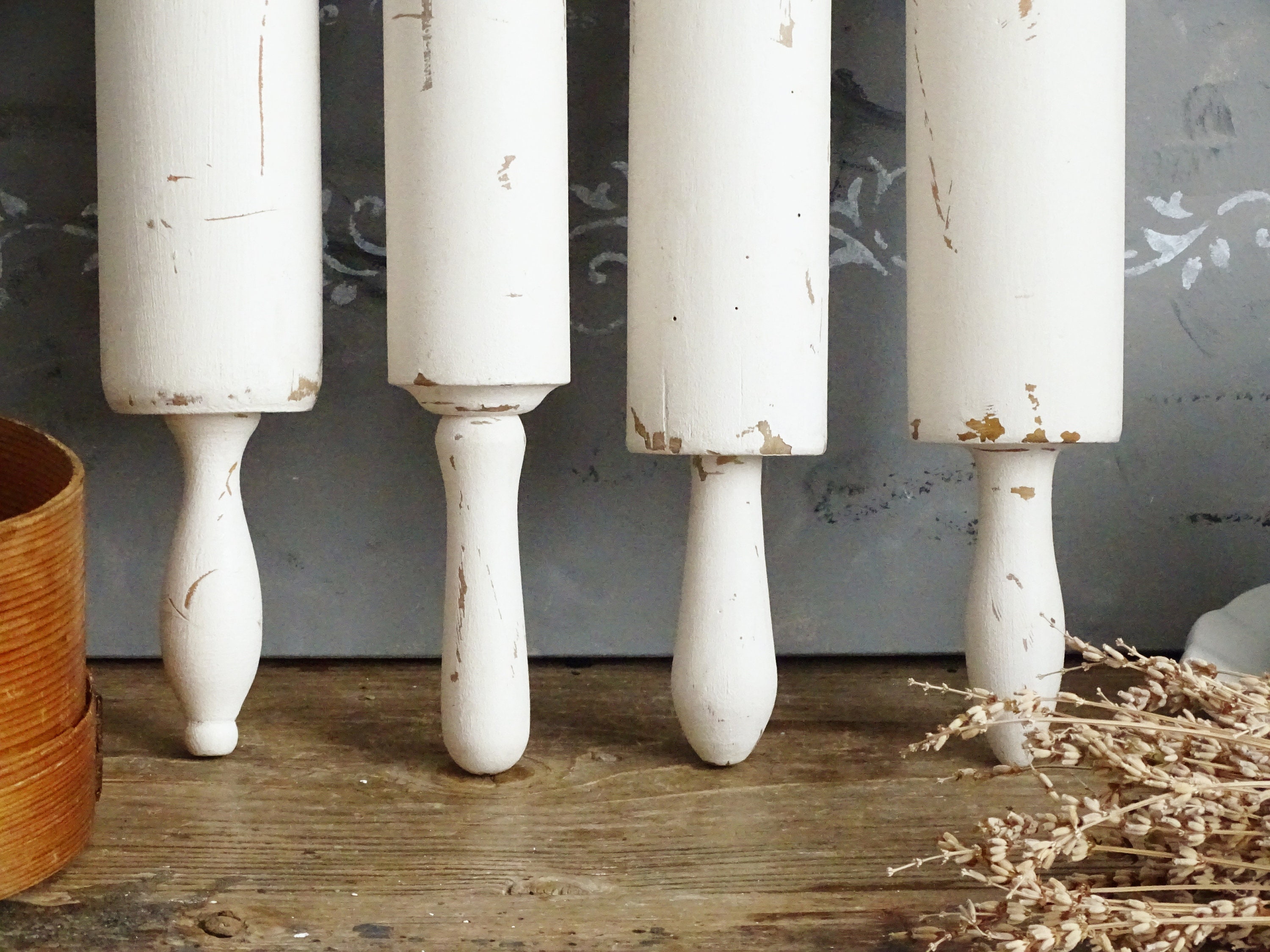 シャビーシックな白い木製麺棒：アンティーク調ファームハウス風