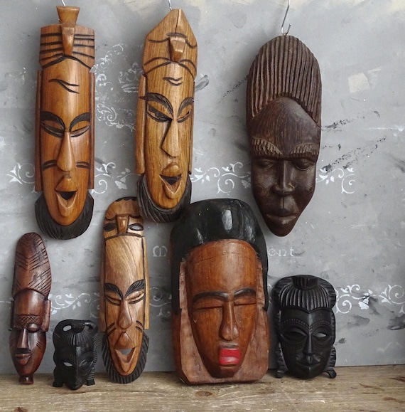 アフリカの部族の彫刻が施された木製マスク：民族風のホームウォール