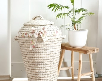 Vintage witte geweven mand met zeegras, deksel en bloemenstrik: boho wasmand