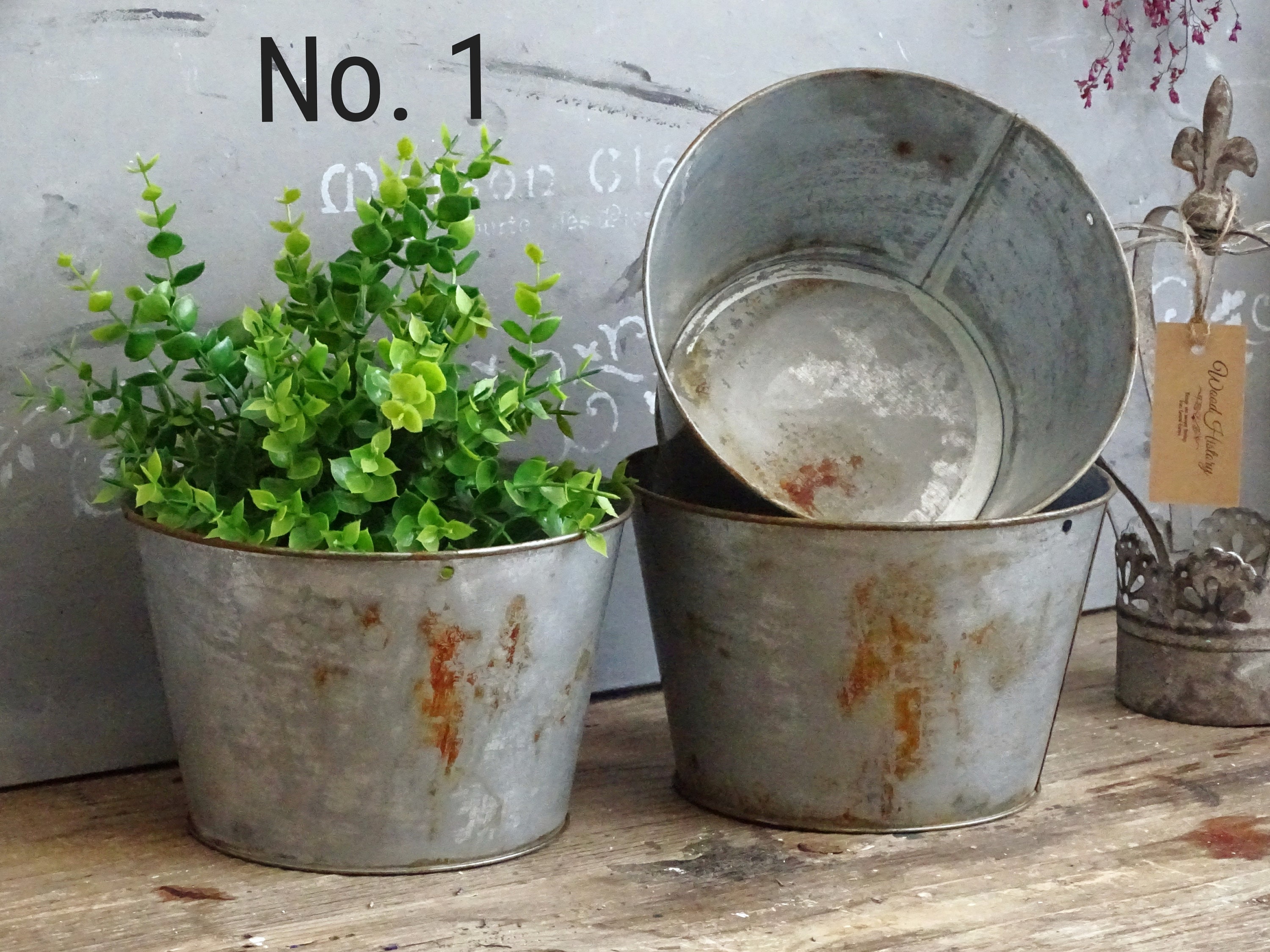 ヴィンテージの亜鉛メッキメタルプランター：素朴な農家風インテリア