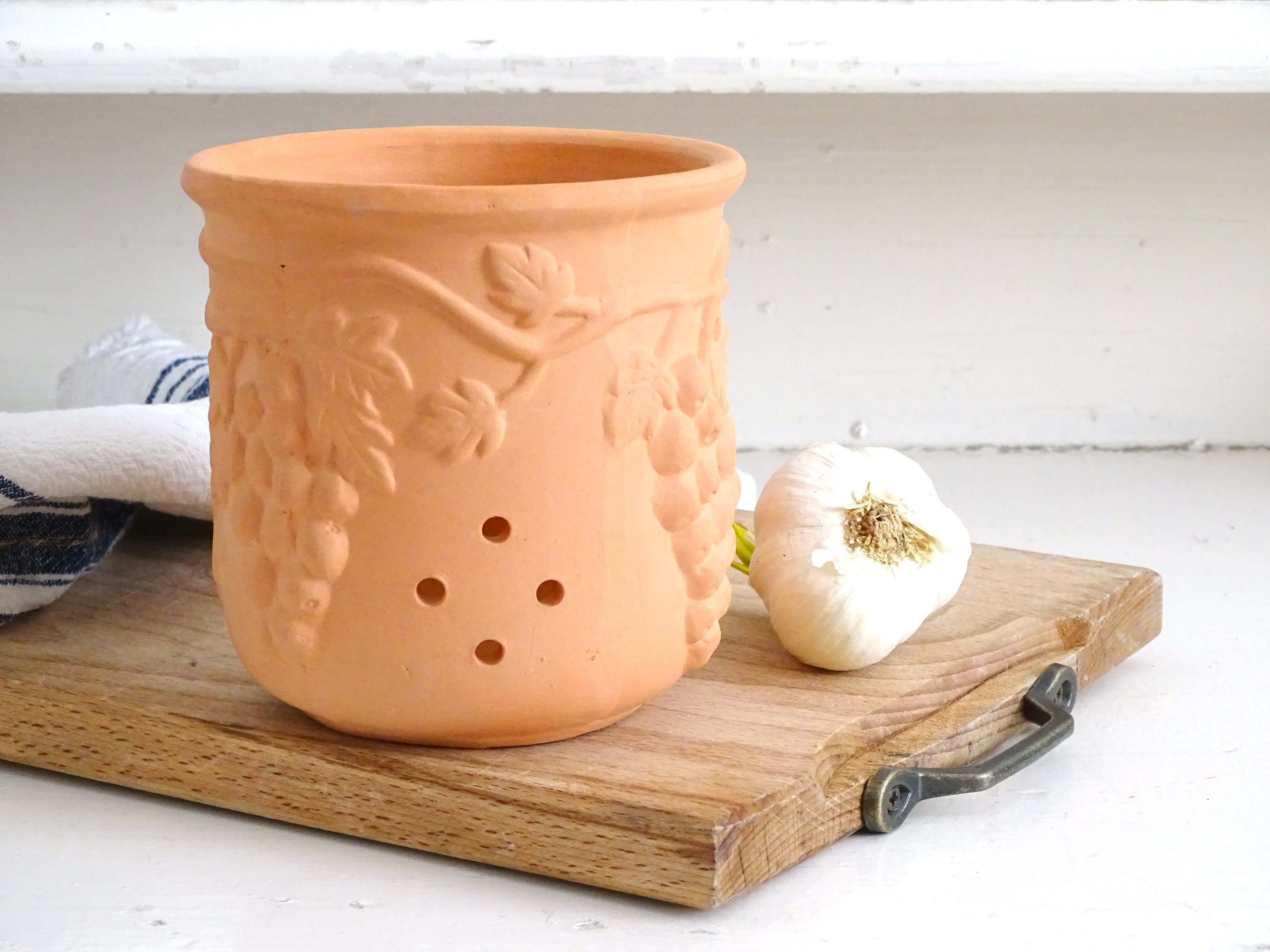 Home & Living Ceramic Garlic Keeper Crock Rustic Terracotta Garlic Storage Jar Handmade