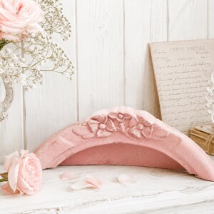 Geschnitzter Blumengiebel, rosa Kreidefarben-Finish, Architektur-Salvage