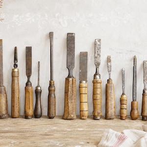 Antiek handgereedschap houten handvat: primitief houtbewerkingsgereedschap