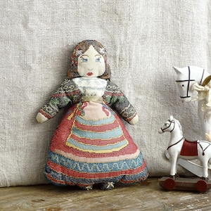 Bambola di pezza antica in stoffa, bambola di pezza con ricamo a punto croce, bambola di pezza in stoffa imbottita con arte popolare, bambola morbida, arredamento primitivo per la cameretta dei bambini