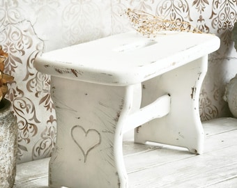 Taburete de madera blanca con forma de corazón, reposapiés, taburete rústico primitivo de granja, taburete de ordeño antiguo, elevador de madera, soporte para plantas, pequeño banco de madera