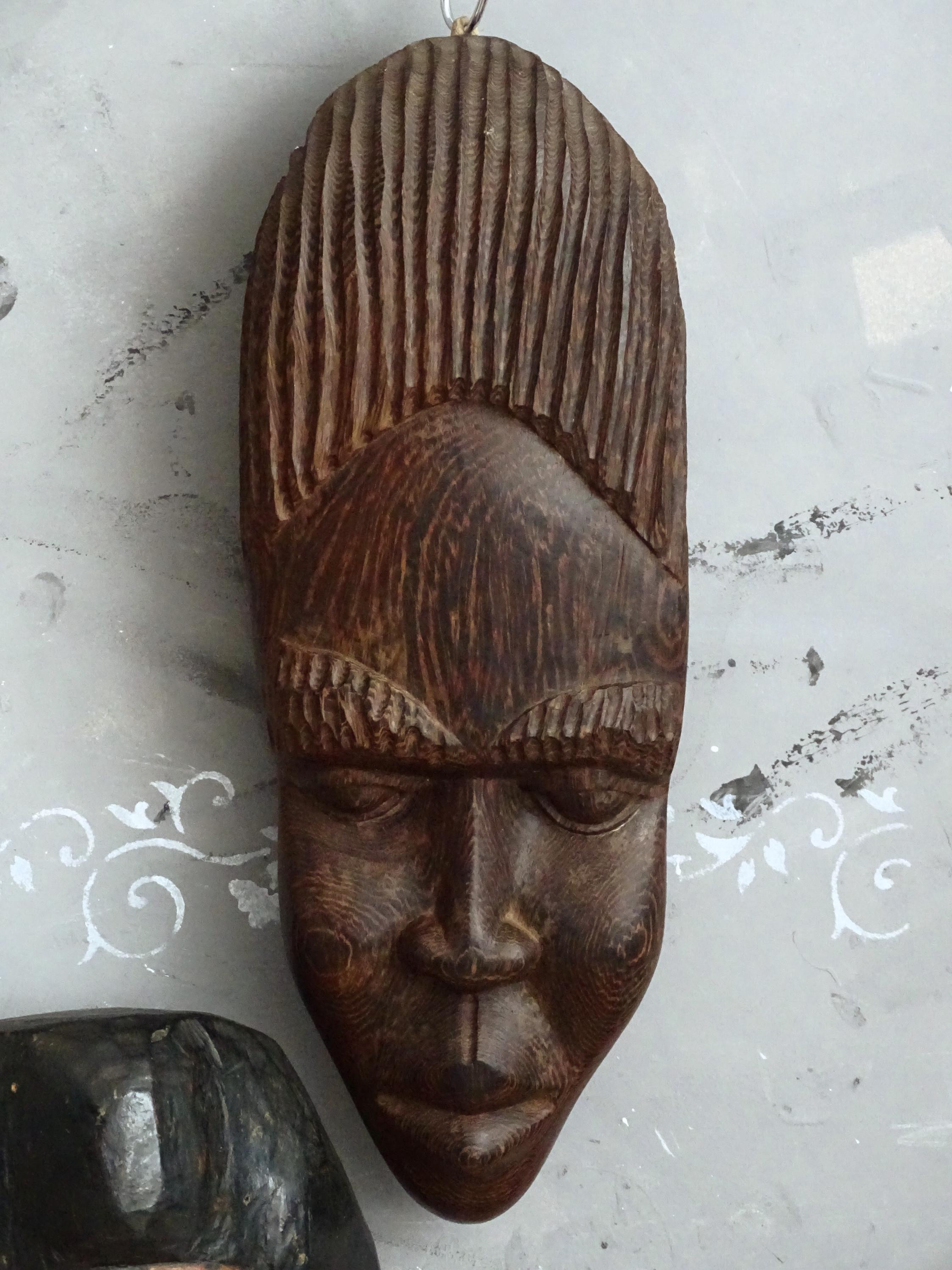 アフリカの部族の彫刻が施された木製マスク：民族風のホームウォール