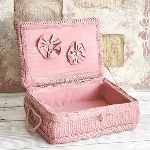 Vintage Pink Straw Woven Basket with Lid and Flowers, Retro Storage Box