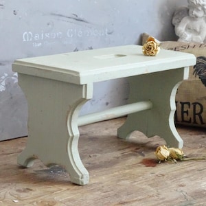 Grüner Holz Tritthocker, Fußhocker, primitiv rustikaler Bauernhaus Tritthocker, alter Melkhocker, Holzständer, Blumenständer, kleine Holzbank