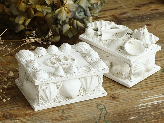 Boîte à Bijoux Ancienne Décorée De Coquillages - Dimensions 8,5 X 8,5 Cm - Occasion (un Coquillage Cassé)