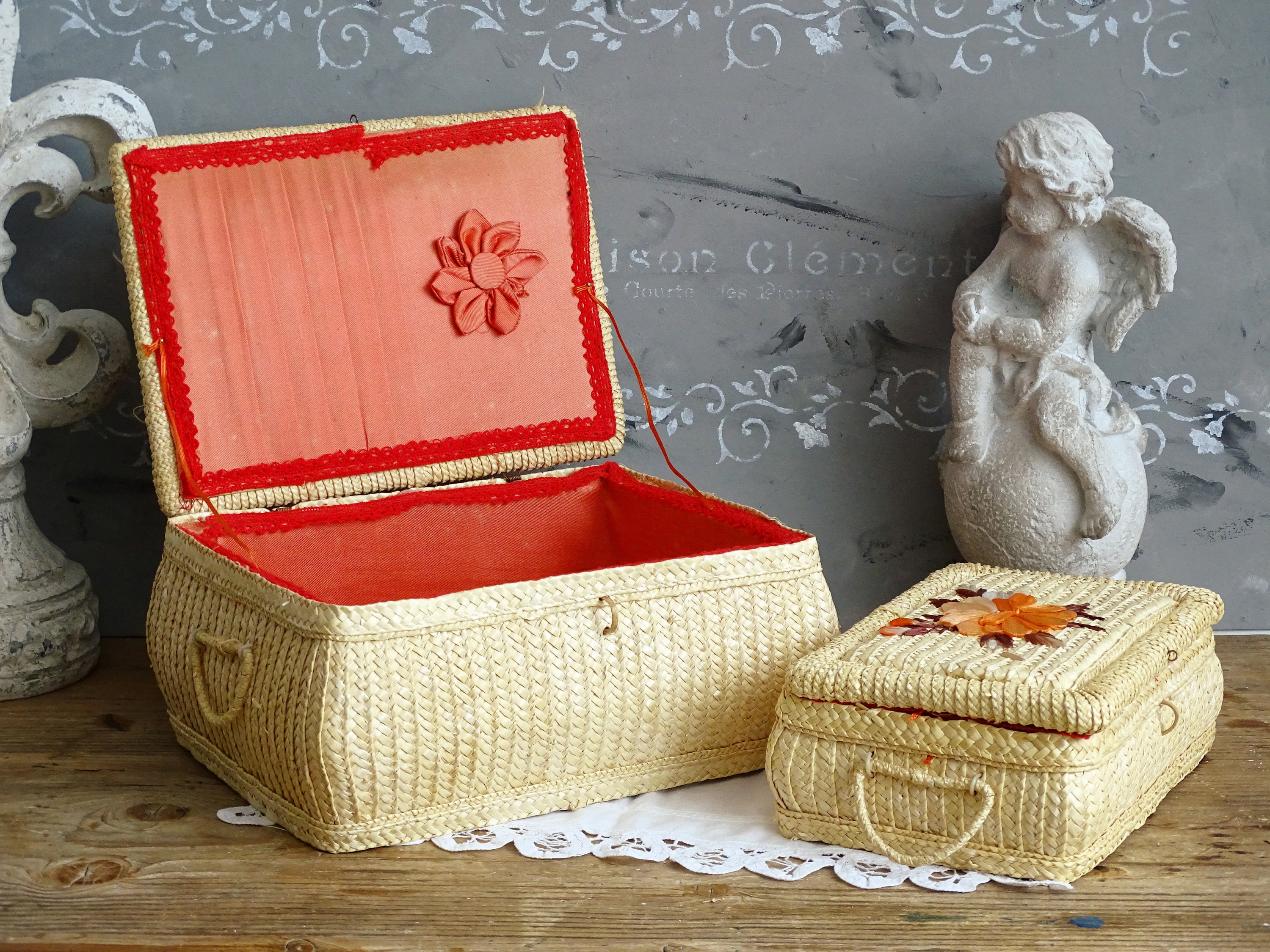 Gorgeous Abstract Singer Vintage Wicker Sewing Basket, Plastic