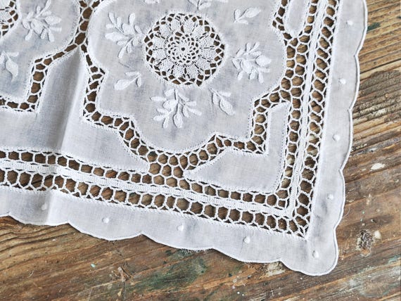 Chemin De Table Vintage Blanc Brodé Main Et Dentelle - Napperon Déco