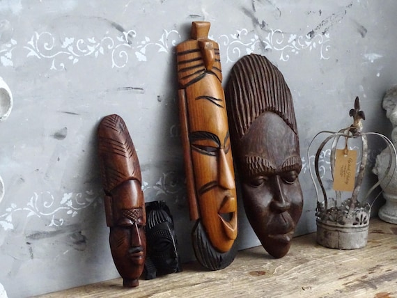 アフリカの部族の彫刻が施された木製マスク：民族風のホームウォール