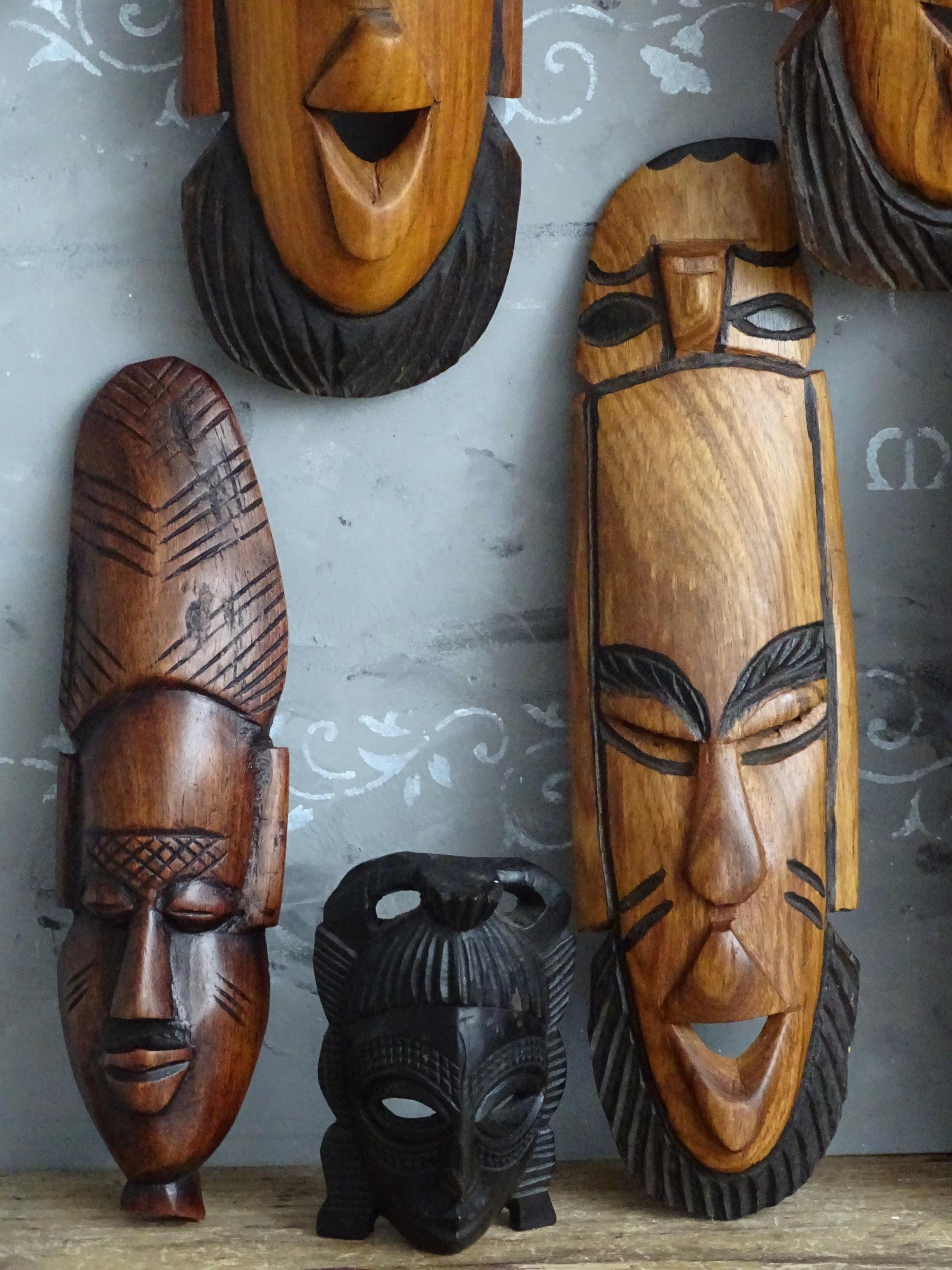 アフリカの部族の彫刻が施された木製マスク：民族風のホームウォール