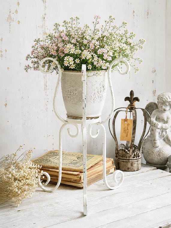 Weißer Blumenhocker: Shabby Chic Metallkorb, Pflanzgefäß