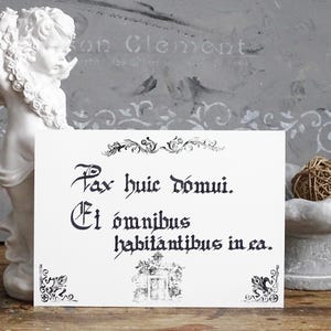 Latin Home Blessing gotisch schrift, handgeschreven Latijns citaat, katholiek religieus muurdecor huisbescherming zegening charme housewarming cadeau