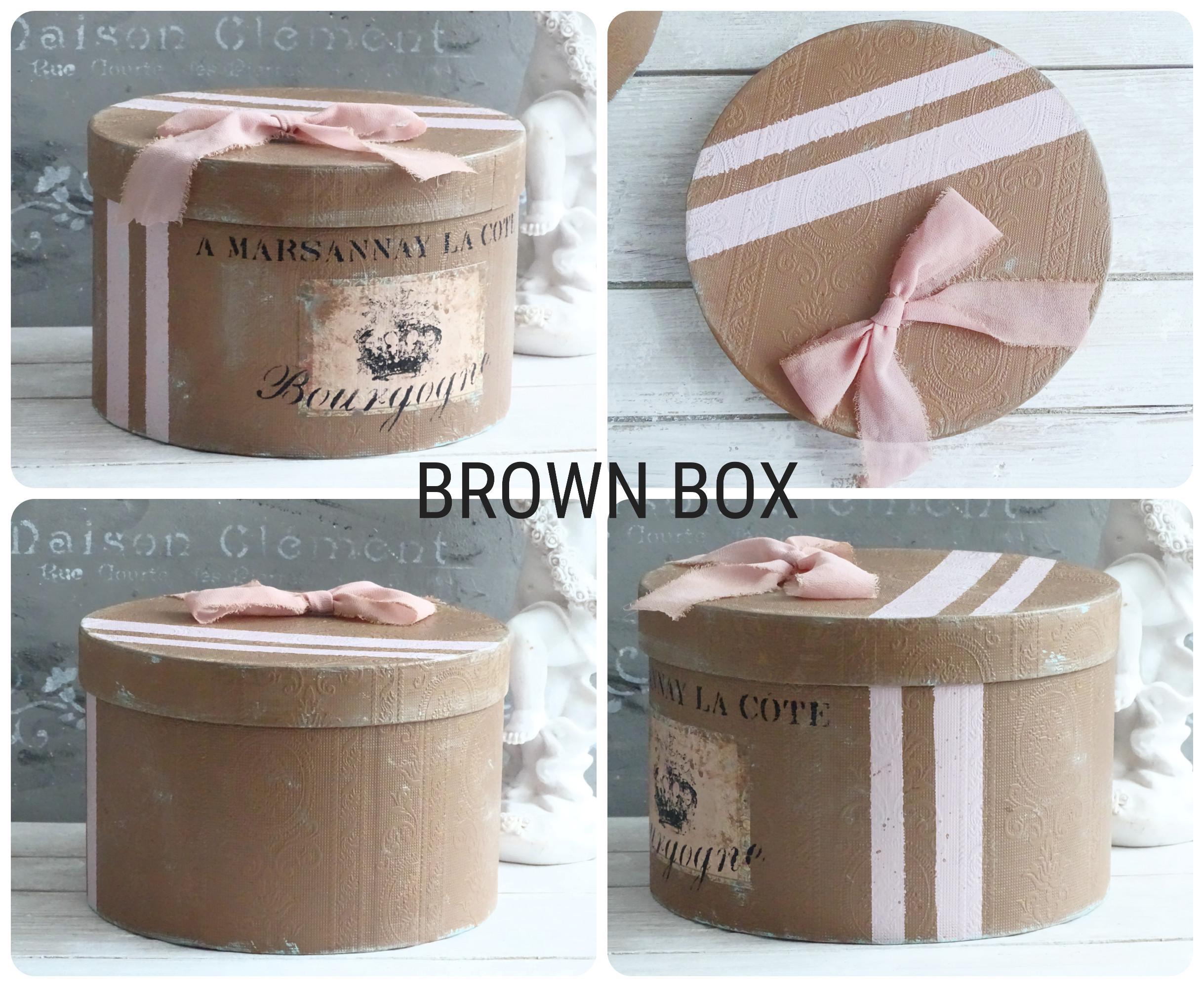 シャビーシックな帽子箱：古びたフレンチカントリー風インテリア