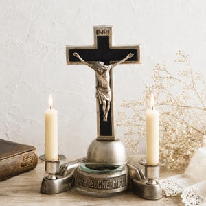 Crucifixo Sagrado Antigo com Candelabro e Pia de Água Benta, Cruz de Metal para Altar de Oração Religiosa em Casa com Suporte para Vela