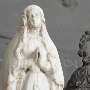 Figura Matki Boskiej z Lourdes: francuska nordycka rzeźba gipsowa