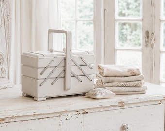 Antieke grote accordeon-naaidoos: shabby chic gebroken wit hout, uitbreidbare opslag