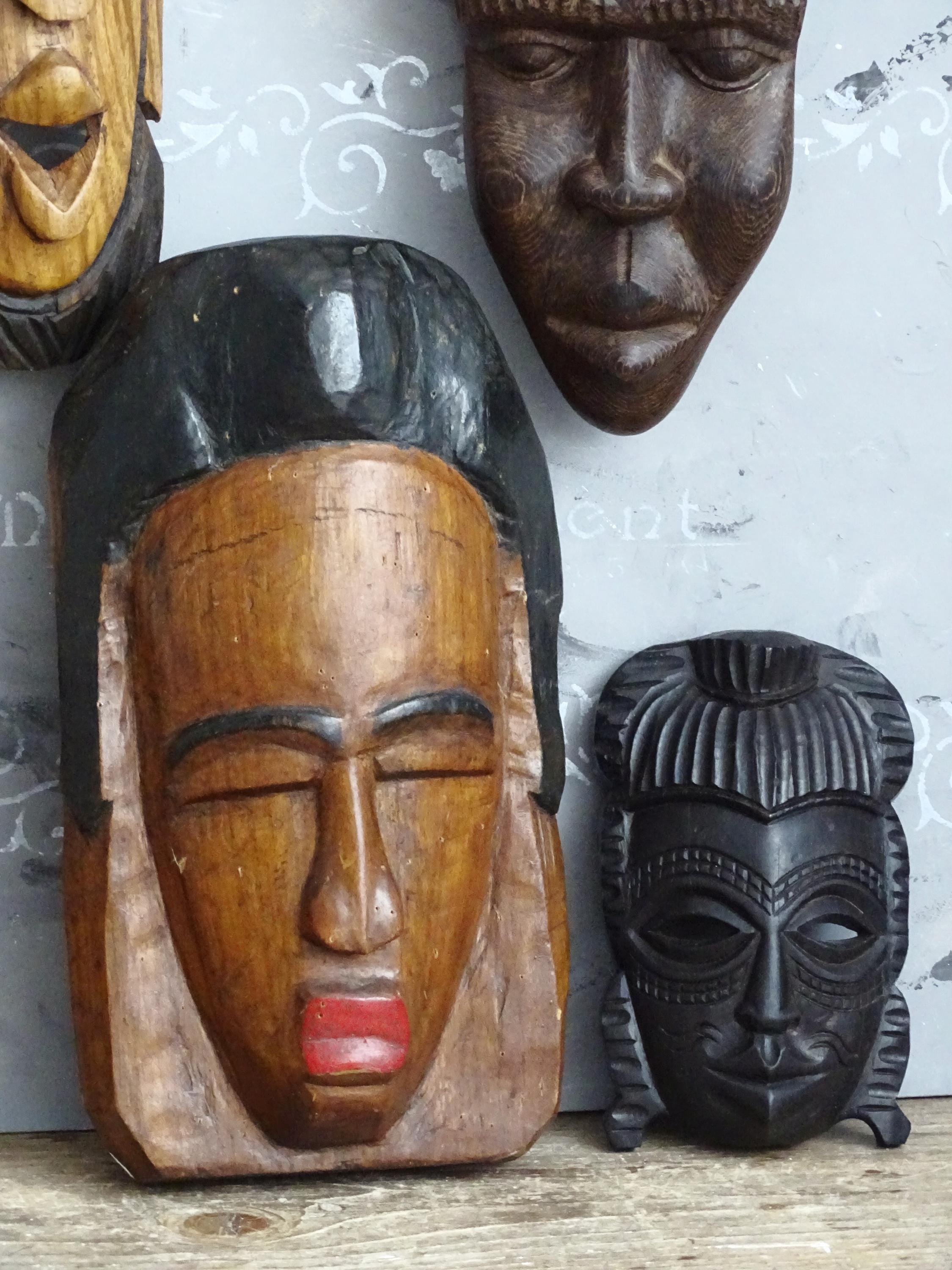 アフリカの部族の彫刻が施された木製マスク：民族風のホームウォール