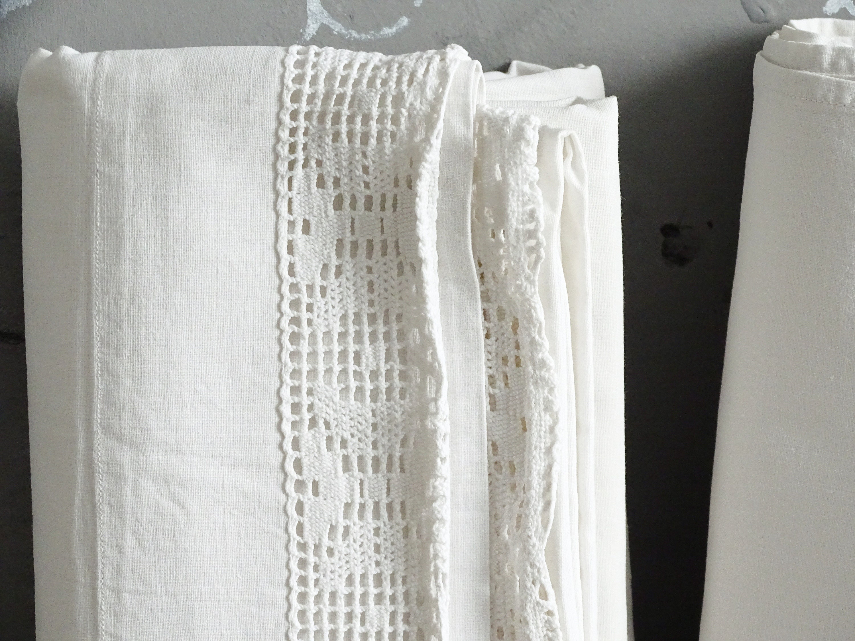 drap plat au crochet à la main, bordure de garniture en dentelle crochet, linge lit métis coton naturel blanc, ferme campagne, décor chambre