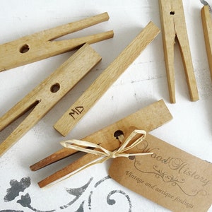 Vintage Holz Wäscheklammern mit Monogramm: Bauernhaus Wäsche Dekor (12er Set)