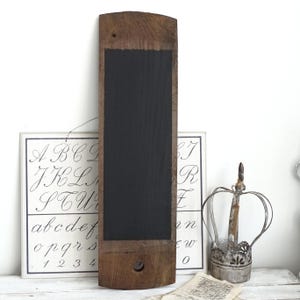 Quadro-negro antigo emoldurado: decoração de parede rústica e primitiva with hole