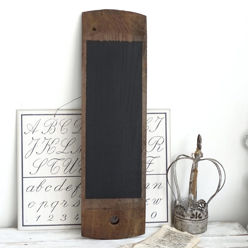 Quadro-negro antigo emoldurado: decoração de parede rústica e primitiva with hole