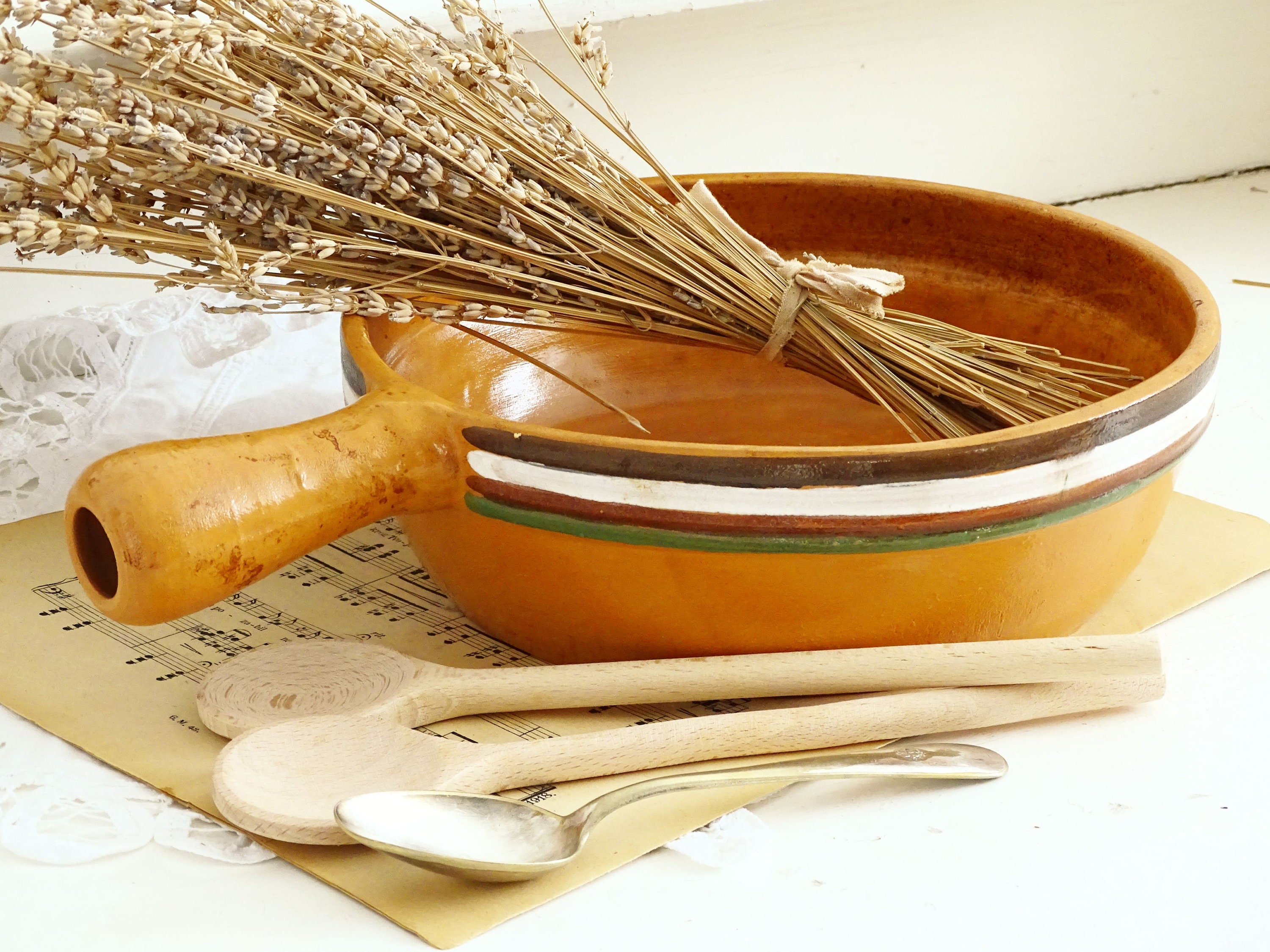 large round casserole dish