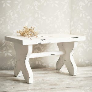 プリミティブホワイトウッドステップスツール：素朴なモダンファームハウス風インテリア、プラントスタンド