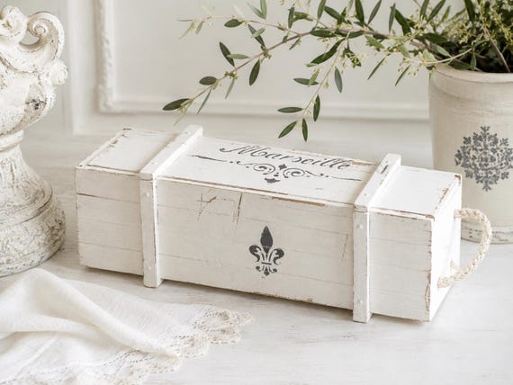 Weiße Holzbox mit Schiebedeckel und Französischer Beschriftung, Lange schmale Box, Stifte Organizer