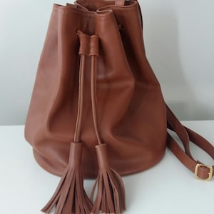 Sac seau camel à pompons, sac seau en cuir marron cognac, seau en cuir de vachette