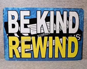 Letrero metálico BE KIND REWIND, tienda de videos, cintas VHS, videocasete, tienda de alquiler de películas analógicas retro, máquina VCR de los años 80, 8" x 12", pared de cueva de hombre