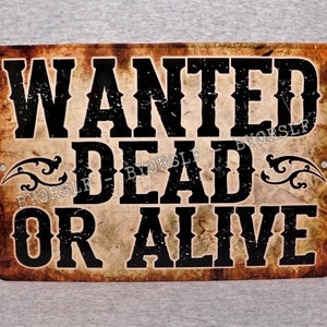 Könnte beinhalten: Ein Vintage-Schild aus Metall mit einem verwitterten braunen Hintergrund und schwarzem Text, der "WANTED DEAD OR ALIVE" lautet.