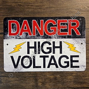 Może przedstawiać: Prostokątny metalowy znak z napisem "DANGER" w czerwonych literach nad "HIGH VOLTAGE" w kolorze czarnym. Żółte błyskawice flankują tekst. Znak ma postarzany, vintage wygląd.