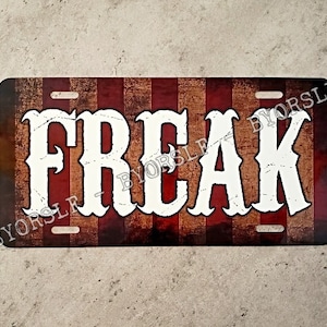 Targa FREAK show circo carnevale spettacolo collaterale fenomeni della natura stranezze umane nerd tatuati trafitti strano cartello in metallo alluminio