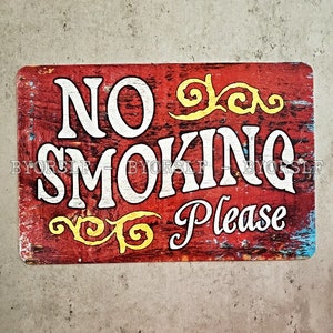 Puede incluir: Un letrero rojo de aspecto rústico con letras blancas que dice "NO SMOKING Please". El letrero tiene remolinos decorativos amarillos en la parte superior e inferior.