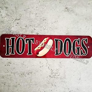 Metalowy znak HOT DOGI kiełbaski parówki parówki konkurs jedzenia parówek jarmark hotdogów jedzenie sprzedawca uliczny garaż jaskinia mężczyzny ściana wózek park piłkarski