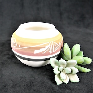 Native Dine&#39; Navajo Pot, Vase, Etched Geometric Design, Artist Signed, Mesa Verde Pottery